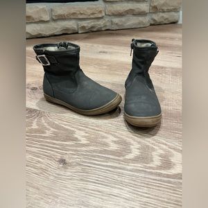 Oshkosh B’Gosh girls Skippie fashion boot, toddler size 11